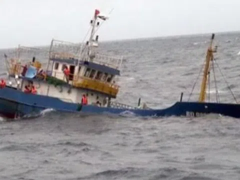Va chạm lật tàu cá, Bộ GTVT yêu cầu phối hợp tìm kiếm cứu nạn thuyền viên tàu cá mất 