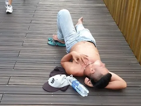 Nhiều ý kiến trái chiều về chàng trai tự nhiên ngủ say trên cầu gỗ lim “siêu sang” 