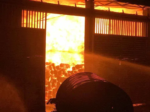 Hà Tĩnh: Kho gỗ Lào bốc cháy trong đêm, thiệt hại tiền tỷ