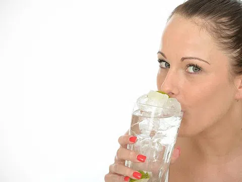 5 cách uống nước tưởng tốt hoá ra gây hại cho sức khỏe