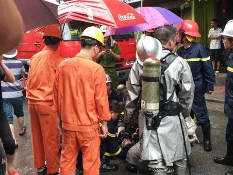 Giải cứu thành công người đàn ông bị mắc kẹt, ngạt khói trong đám cháy tại Hà Nội