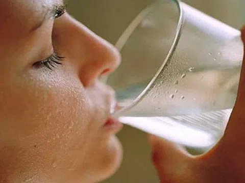 Những kiểu uống nước tai hại cần bỏ ngay nếu chưa muốn tự hại sức khỏe của mình
