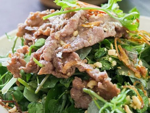 Thịt bò trộn rau càng cua đủ chất dinh dưỡng, lại giúp da đẹp lên trông thấy