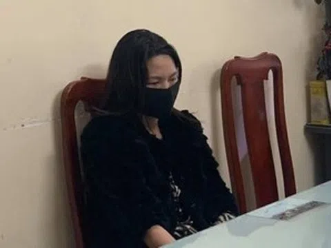 Bắt quả tang 2 cô gái "đi khách" trong nhà nghỉ: Chủ quán massage bao giá 800.000/ lượt