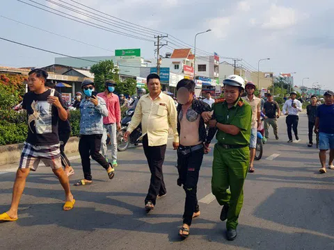 Bị CSGT truy đuổi, tài xế có biểu hiện ngáo đá cầm dao cố thủ trong xe