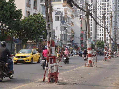Chuyện lạ ở TP. HCM, 80 cột điện bỗng nhiên "mọc" giữa đường