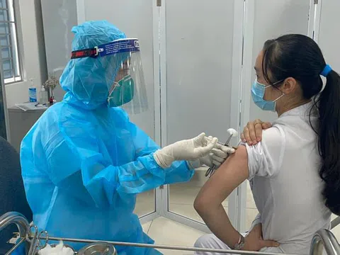 Gần 38.000 người đã tiêm vắc xin COVID-19; Bộ Y tế kiểm tra công tác phòng chống dịch tại Quảng Ninh, Hải Dương