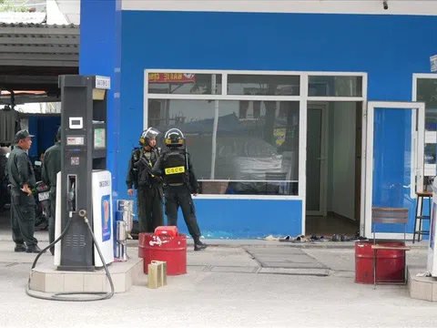 Hàng chục công an bao vây, kiểm tra cửa hàng xăng dầu ở TP.HCM