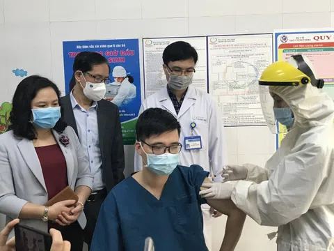 Gần 40.000 người đã tiêm vắc xin COVID-19; bộ Y tế kiểm tra công tác phòng chống dịch tại Hà Nội