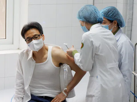Phó Thủ tướng Vũ Đức Đam tiêm thử vắc xin phòng COVID-19 "made in Vietnam"