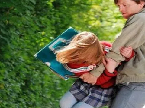 Bị kẻ gian dụ dỗ, cô bé 10 tuổi hỏi “mật mã gia đình” khiến hắn “đứng hình"