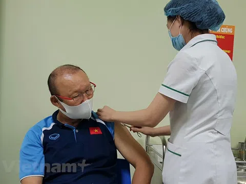 Cận cảnh huấn luyện viên Park Hang-seo tiêm vaccine ngừa COVID-19