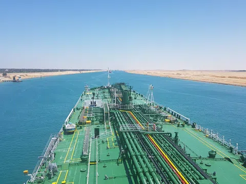 Một tàu chở dầu lại vừa mắc cạn trên kênh đào Suez