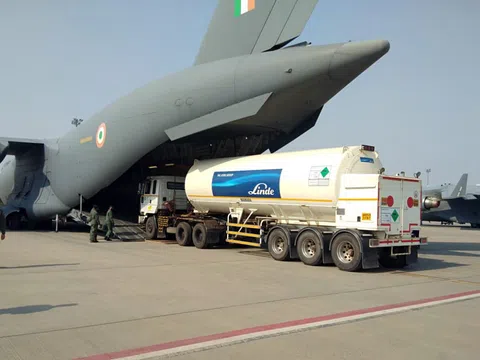 Ấn Độ vỡ trận phòng chống COVID-19, không quân phải chở 4 container chứa oxy từ Singapore về nước