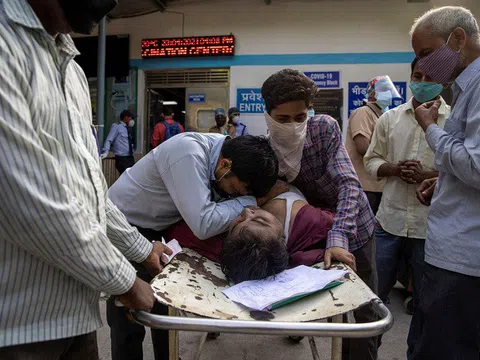 "Bão" Covid-19 ở Ấn Độ: Bệnh nhân tử vong trước cửa bệnh viện vì thiếu giường