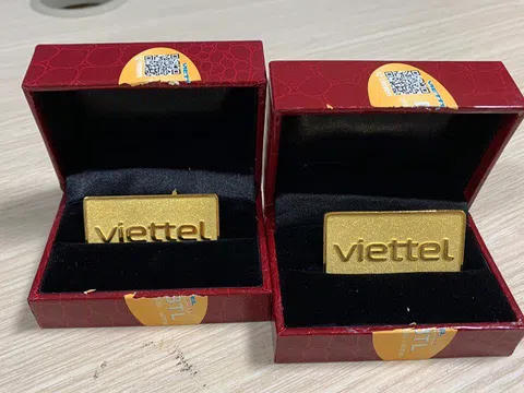 Viettel Vĩnh Phúc trao thưởng chương trình "Tết combo – Trúng logo vàng" cho hai khách hàng may mắn