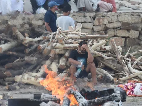 Xót xa cô gái nhảy vào đống lửa khi đang hỏa táng cha tại Ấn Độ