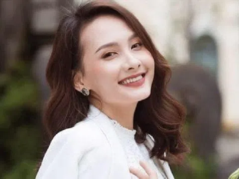 Bảo Thanh "Về nhà đi con" khoe ảnh con gái vừa chào đời