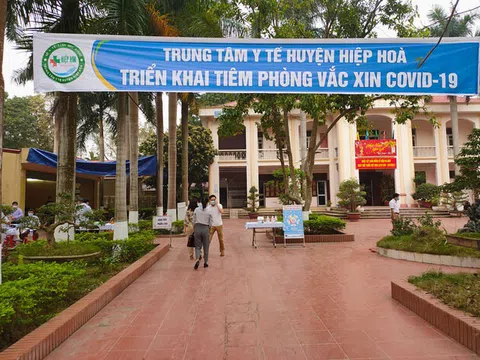 Bắc Giang: F0 trèo tường trốn khỏi bệnh viện dã chiến ra ngoài mua đồ ăn