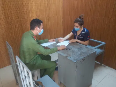Hé lộ thủ đoạn tinh vi của “nữ quái” giả giáo viên lừa hàng loạt cửa hàng sữa