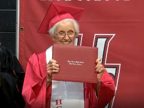 Cụ bà 94 tuổi nhận bằng tốt nghiệp trung học
