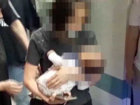 Nghẹt thở giây phút giải cứu bé trai 2 tháng tuổi rơi xuống khe hẹp ở ga tàu điện ngầm