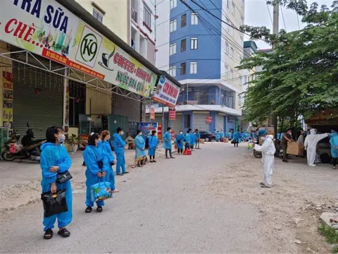 Bắc Giang tiếp tục di chuyển 2.000 công nhân ra khỏi ổ dịch thôn Núi Hiểu