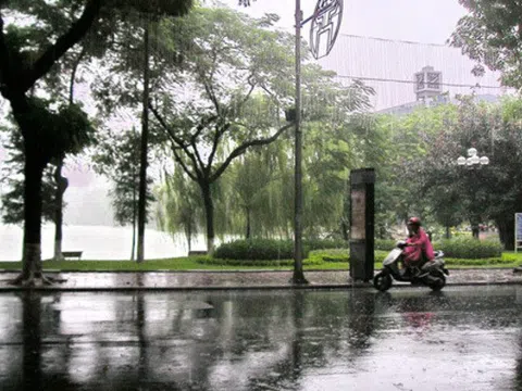 Dự báo thời tiết 12/6: Hà Nội mưa rất to, khả năng xảy ra lốc, sét