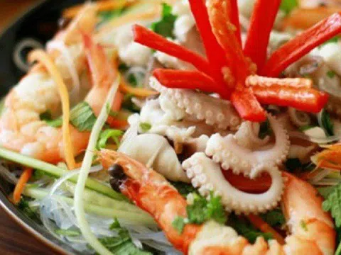 Món ngon cuối tuần: Đổi vị với món miến trộn hải sản kiểu Thái