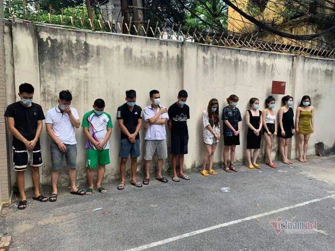 Hà Nội: Hơn 40 nam nữ 'bay lắc' trong quán karaoke giữa mùa COVID-19