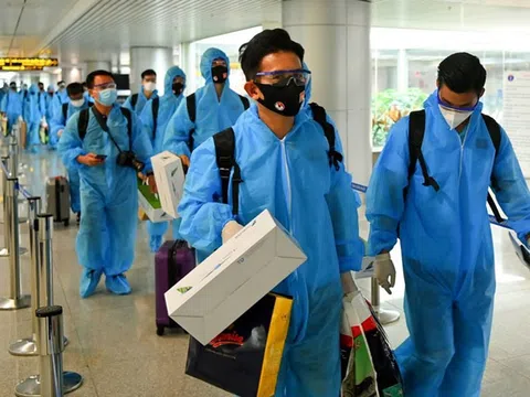 Máy bay chở tuyển Việt Nam từ UAE về nước có 2 ca nhiễm COVID-19