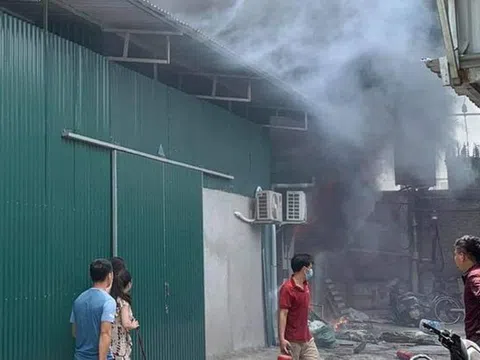 Hà Nội: "Bà hỏa" ghé thăm kho xưởng số 74 phố Định Công, lửa bốc cháy ngùn ngụt