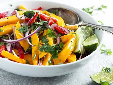Salad xoài kiểu Thái cực dễ, chua chua ngọt ngọt càng ăn càng nghiện