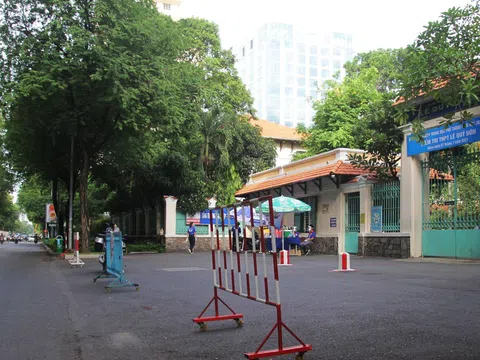 Thí sinh dự thi tốt nghiệp THPT đột nhiên ngất xỉu, test nhanh dương tính với COVID-19