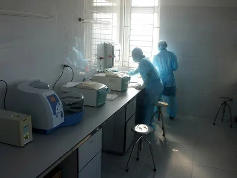 Người phụ nữ bị tai nạn vào viện cấp cứu, xét nghiệm phát hiện dương tính COVID-19