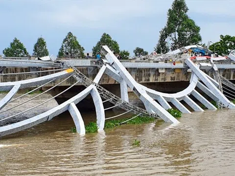 Sóc Trăng: Giàn đèn trang trí tiền tỉ trên cầu Maspero bất ngờ đổ sập