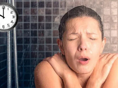 Thói quen tắm khuya đang âm thầm hủy hoại sức khỏe của bạn ra sao?