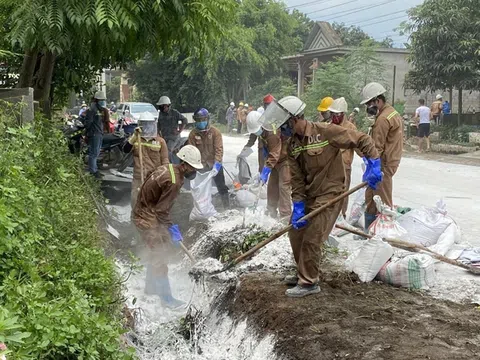 Lào Cai: Xe đầu kéo bị lật, hàng trăm lít axit tràn ra đường