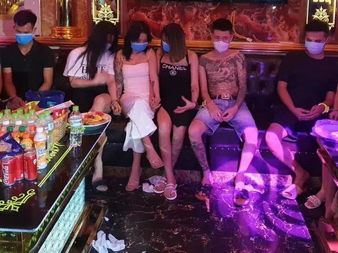 Hà Nội: Bắt quả tang bốn đôi nam nữ dùng ma túy trong quán karaoke lúc rạng sáng