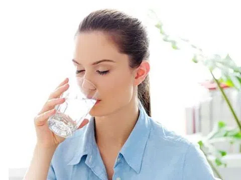 Cứ tưởng uống nhiều nước sẽ tốt cho sức khỏe ai ngờ khiến da xỉn màu đến vậy