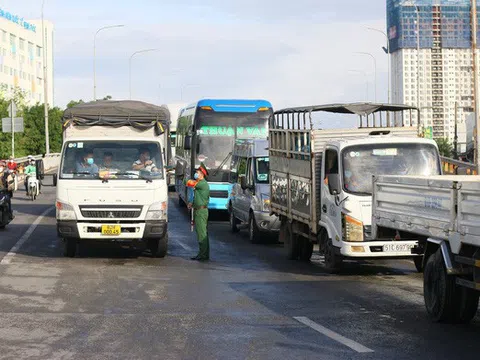 TP.HCM đề nghị ưu tiên xét nghiệm COVID-19 cho tài xế chở hàng thiết yếu