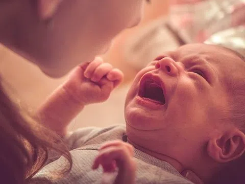 Con trai 8 tháng tuổi bị bại não, mẹ nghe bác sĩ nói nguyên nhân hối hận ngã gục tại chỗ