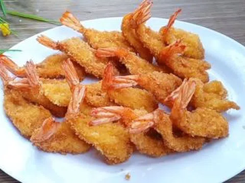 Tôm chiên xù giòn rụm, chấm thêm một ít tương ớt thì ngon hết sảy