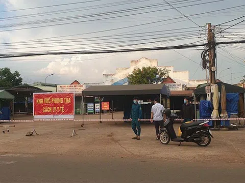 Khen thưởng nhân viên y tế xã kịp thời phát hiện F0, ngăn chặn chuỗi lây lan trong cộng đồng