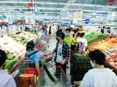Kệ hàng siêu thị đầy ắp, bán bình ổn giá ngày đầu Hà Nội giãn cách xã hội