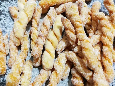 Quẩy đường giòn rụm thơm ngọt, món ăn vặt tuổi thơ của biết bao thế hệ