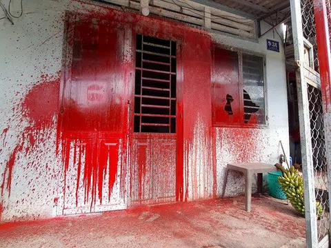 Khánh Hòa: Truy tìm kẻ tạt sơn, mắm tôm vào nhà Bí thư Đảng ủy xã