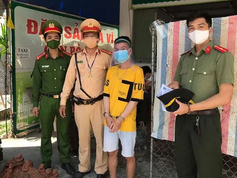Bắt thanh niên dùng gạch tấn công tổ công tác tại chốt kiểm dịch COVID-19