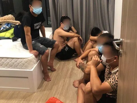 Bắt quả tang nhóm nam thanh nữ tú "bay lắc" trong căn hộ cao cấp ở Hà Nội
