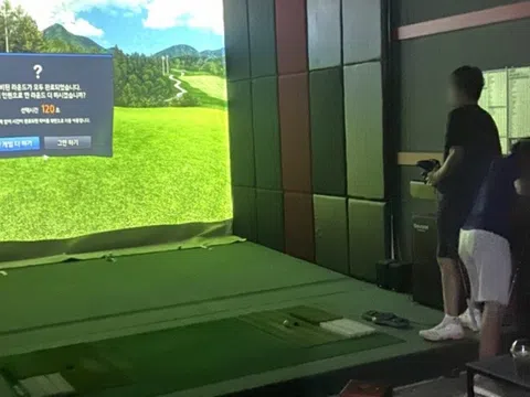 Bắt quả tang 25 người chơi golf 3D trong trung tâm thương mại ở Hà Nội